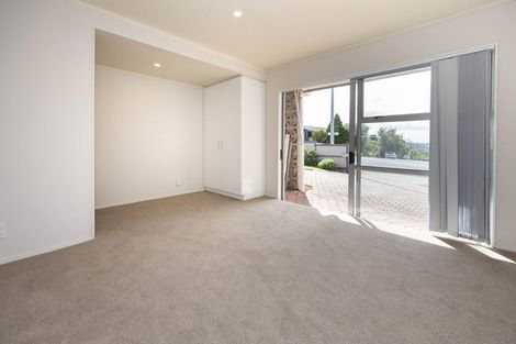 Photo of property in 2 Chelsea View Drive, Chatswood, Auckland, 0626