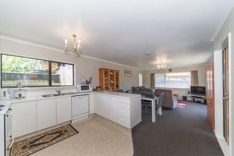 Photo of property in 2 Gregory Close, Palmerston North, 4414
