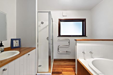 Photo of property in 22 Tai Paku Paku Road, Karaka Bays, Wellington, 6022