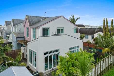 Photo of property in 11f Clearwater Cove, West Harbour, Auckland, 0618