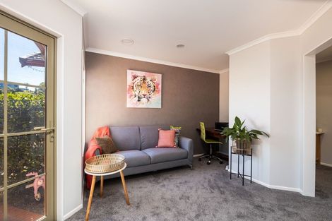 Photo of property in 11 Shelter Grove, Frankleigh Park, New Plymouth, 4310