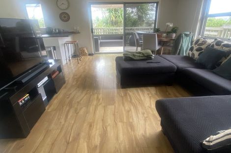 Photo of property in 2/247 Wairau Road, Totara Vale, Auckland, 0627