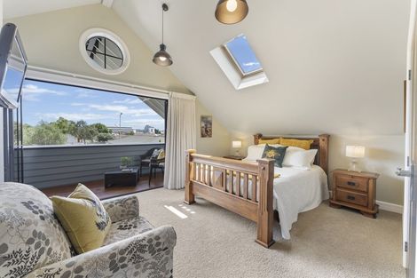 Photo of property in 5 Colombo Street, Hokowhitu, Palmerston North, 4410