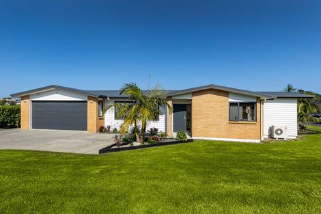 Photo of property in 4 Karika Place, Massey, Auckland, 0614