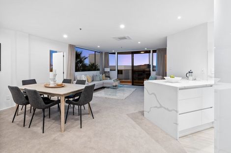 Photo of property in 4b/171 Hurstmere Road, Takapuna, Auckland, 0622