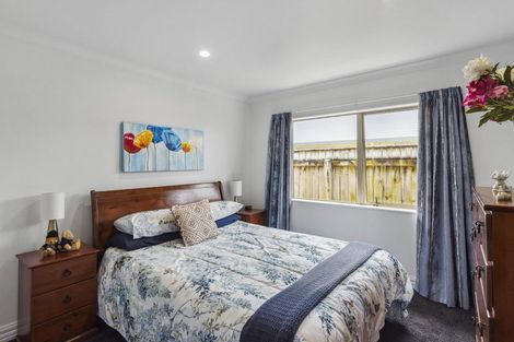 Photo of property in 35 Holcombe Drive, Paraparaumu, 5032