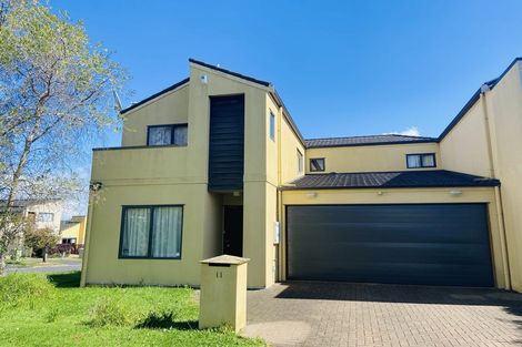 Photo of property in 11 Spalding Rise, Golflands, Auckland, 2013