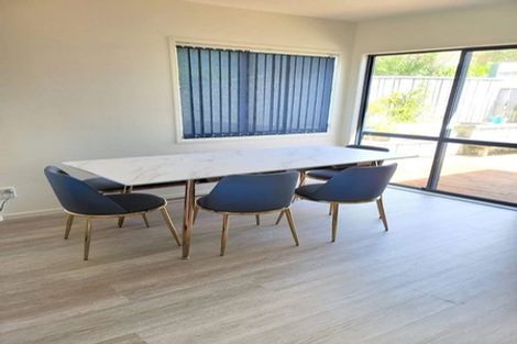 Photo of property in 75a Dress Circle, Newlands, Wellington, 6037