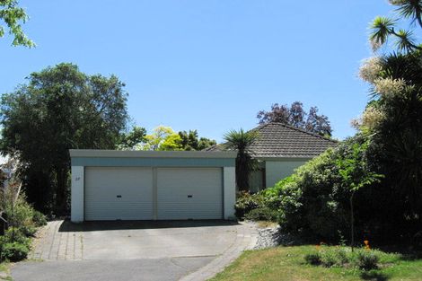 Photo of property in 27 Kingham Place, Avonhead, Christchurch, 8042