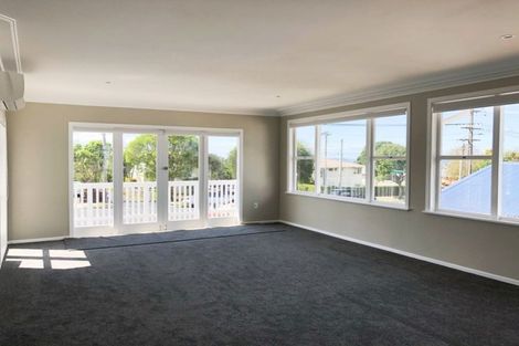 Photo of property in 72 Waimumu Road, Massey, Auckland, 0614