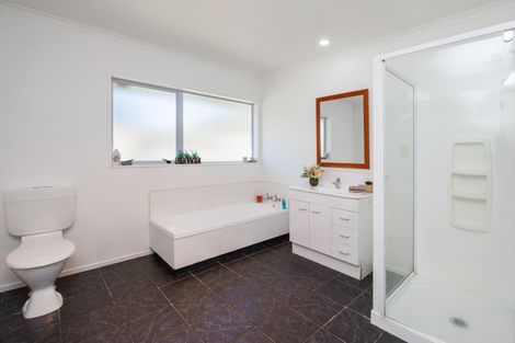 Photo of property in 20 Johnstone Drive, Fitzherbert, Palmerston North, 4410