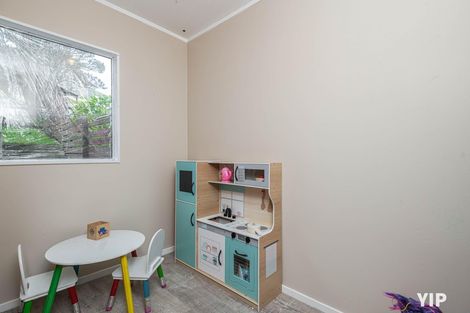 Photo of property in 52 Colchester Crescent, Newlands, Wellington, 6037