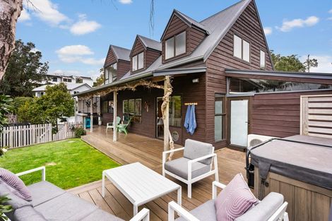 Photo of property in 1/305 Glenfield Road, Glenfield, Auckland, 0629