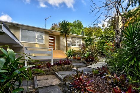 Photo of property in 2/2 Avonleigh Road, Green Bay, Auckland, 0604