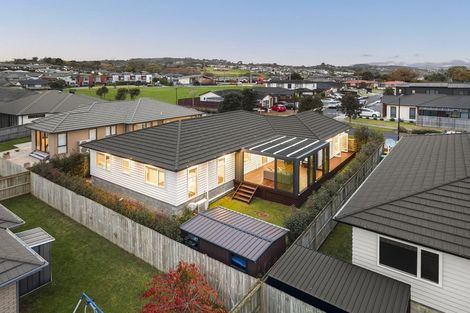 Photo of property in 16 Twin Parks Rise, Papakura, 2110