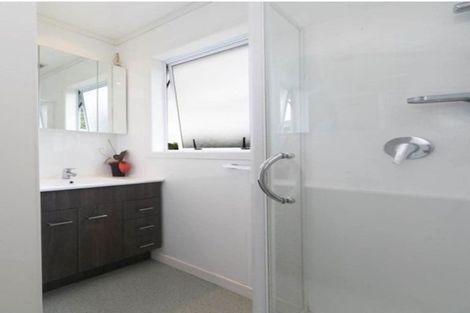 Photo of property in 52 Beaubank Road, Kelston, Auckland, 0602