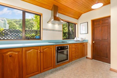 Photo of property in 2/16 Cheviot Road, Lowry Bay, Lower Hutt, 5013