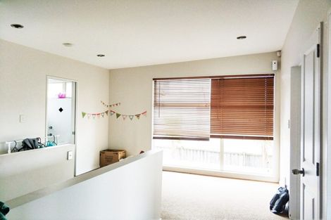 Photo of property in 8 Lakeridge Close, Northcross, Auckland, 0632