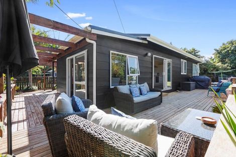 Photo of property in 33 Donnelly Street, Oakura, 4314