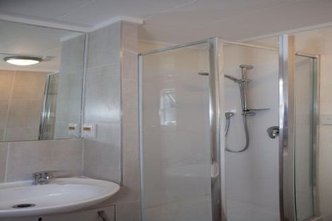 Photo of property in 9/18 Parr Terrace, Castor Bay, Auckland, 0620