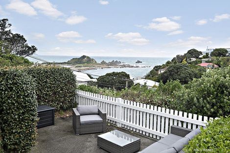 Photo of property in 11 Knoll Street, Island Bay, Wellington, 6023