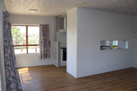 Photo of property in 10 Ingleby Place, Kelston, Auckland, 0602