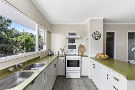 Photo of property in 1/7 Tallington Crescent, Torbay, Auckland, 0630