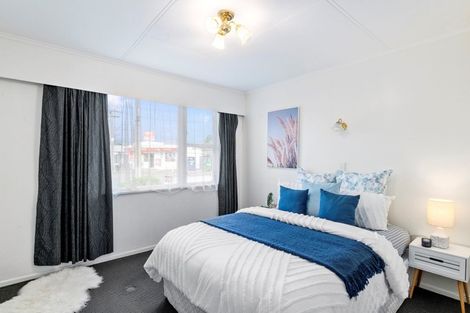 Photo of property in 53 Queenwood Road, Levin, 5510