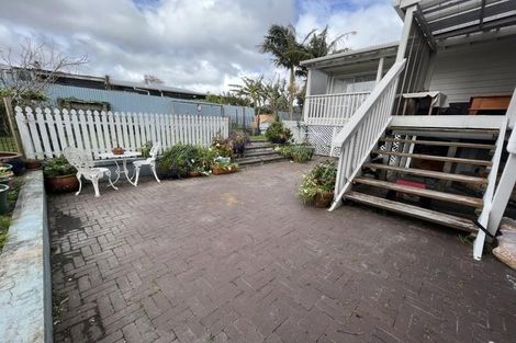 Photo of property in 1 Gaede Terrace, Sunnyvale, Auckland, 0612
