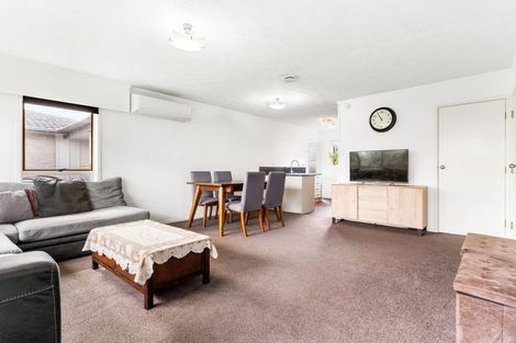 Photo of property in 2/7 Frank Evans Place, Henderson, Auckland, 0610
