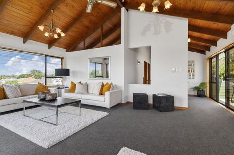 Photo of property in 2/20a Old Lake Road, Narrow Neck, Auckland, 0624