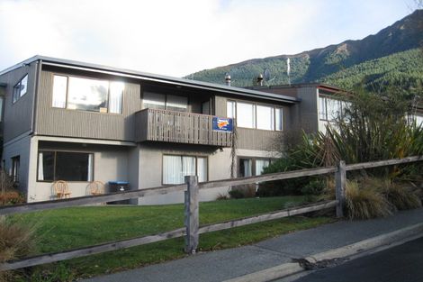 Photo of property in 2 Thorn Crescent, Fernhill, Queenstown, 9300