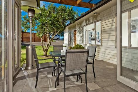 Photo of property in 212 East Coast Road, Forrest Hill, Auckland, 0620