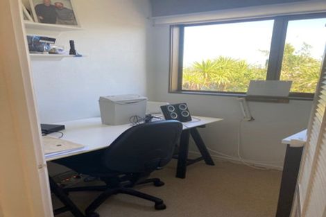 Photo of property in 1/18 Holdaway Avenue, Northcote, Auckland, 0627