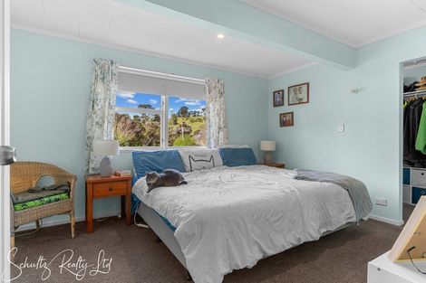 Photo of property in 10 Oxford Street, Whakapirau, Maungaturoto, 0583