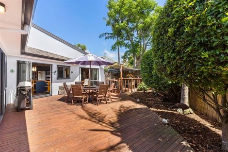 Photo of property in 28 Scarlet Oak Drive, Schnapper Rock, Auckland, 0632