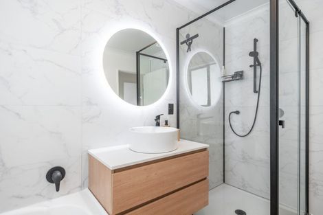 Photo of property in 1/10 Abergeldie Way, Cambridge, 3434