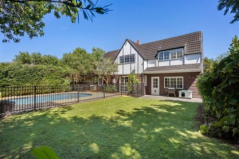 Photo of property in 2 Fitzpatrick Place, Chatswood, Auckland, 0626