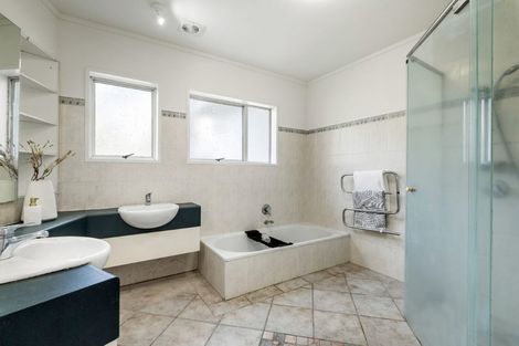 Photo of property in 1/3 Garadice Road, Rothesay Bay, Auckland, 0630