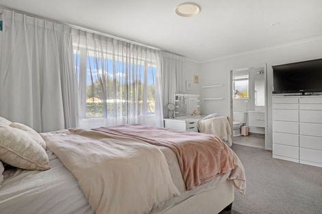 Photo of property in 18 Kaipara Lake Road, South Head, Helensville, 0874