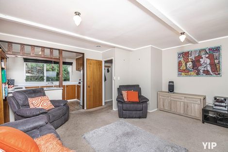 Photo of property in 52 Colchester Crescent, Newlands, Wellington, 6037