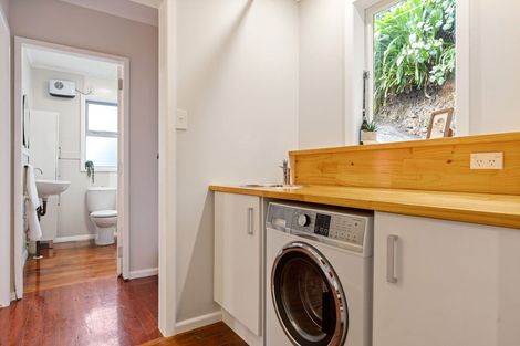 Photo of property in 66 Hungerford Road, Houghton Bay, Wellington, 6023