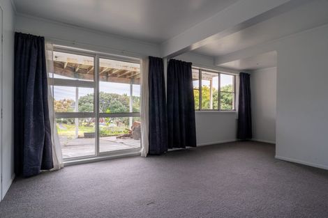 Photo of property in 1 Wakeling Avenue, Te Atatu South, Auckland, 0610