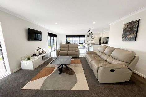 Photo of property in 104 Johnstone Drive, Fitzherbert, Palmerston North, 4410