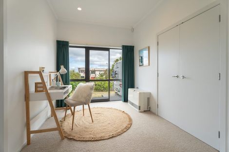 Photo of property in 7 Forbes Lane, Newlands, Wellington, 6037