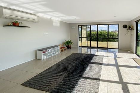 Photo of property in 89 Lake Panorama Drive, Henderson Valley, Auckland, 0612