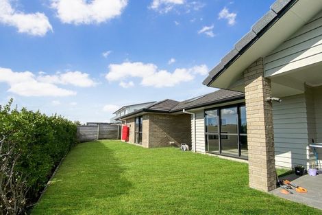 Photo of property in 89 Lake Panorama Drive, Henderson Valley, Auckland, 0612