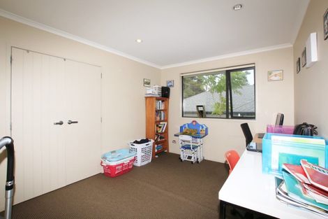 Photo of property in 3 Ohau Court, Fairview Heights, Auckland, 0632