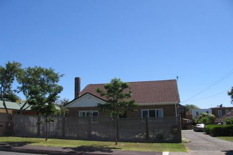 Photo of property in 2/7 Sylvan Park Avenue, Milford, Auckland, 0620