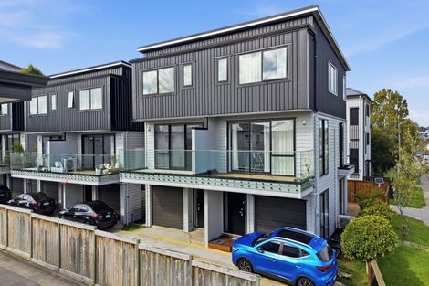 Photo of property in 2/19 Kingdale Road, Henderson, Auckland, 0610